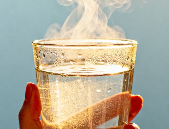 गर्म पानी पीने के फायदे: स्वास्थ्य के लिए लाभ